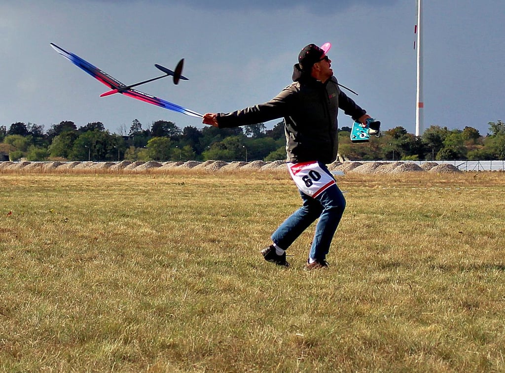 Die Piloten schleudern ihr Flugmodell in die Luft.