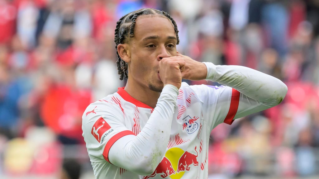 Xavi Simons (RB Leipzig) zelebriert sein Tor gegen den FC Augsburg.