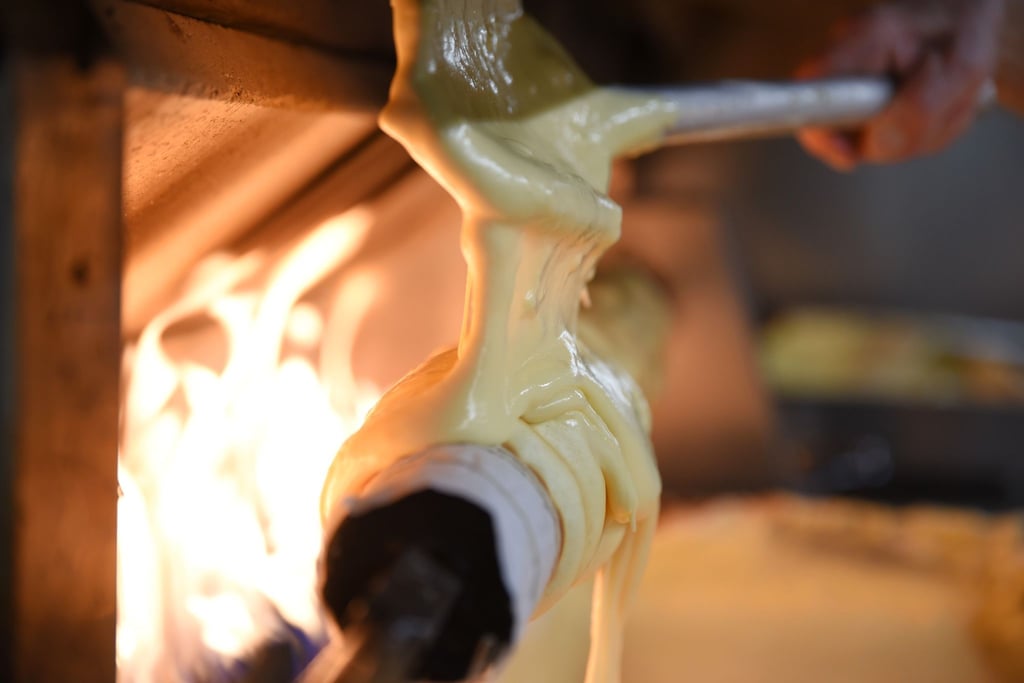 Der traditionelle Salzwedeler Baumkuchen wird am offenen Feuer per Hand über eine Holzrolle gegossen.
