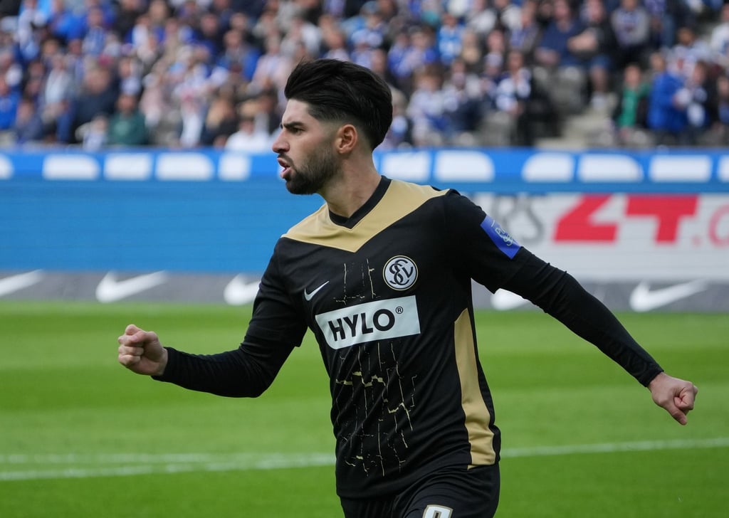 Elversbergs Sahin erzielt gegen Hertha das erste Tor des Tages.