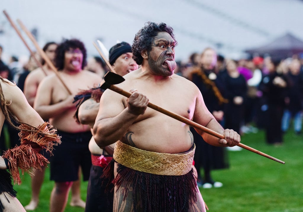 Bei dem Maori-Ritual spielen Mimik, Gestik und die Zunge eine große Rolle.