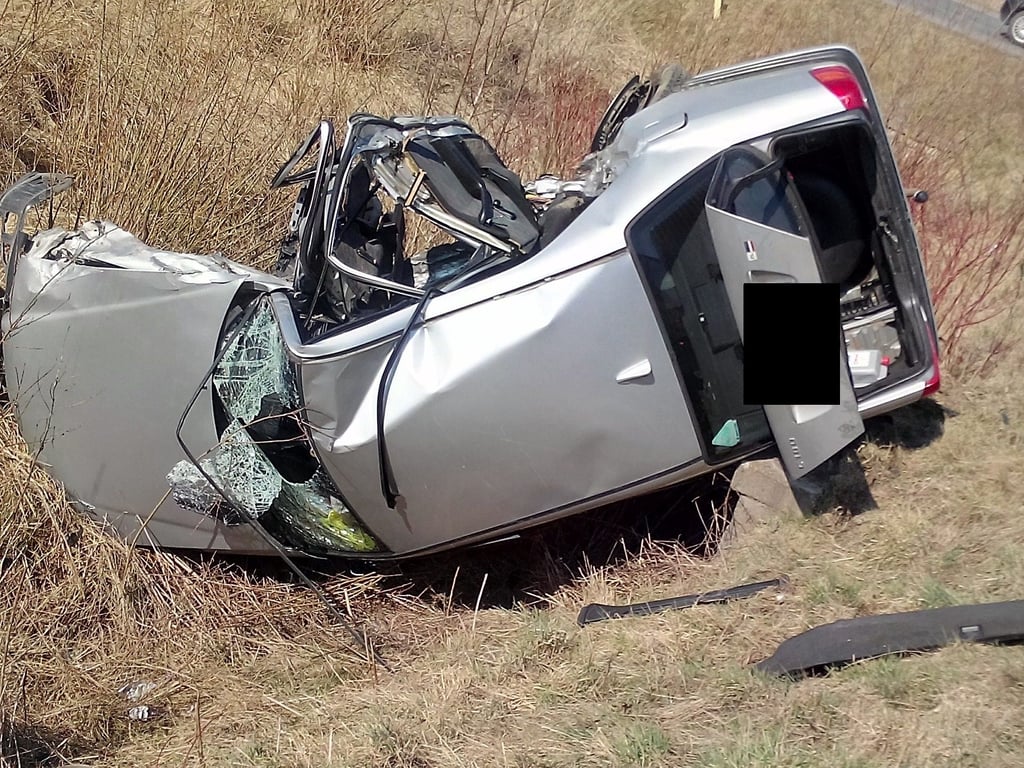 Ein Auto hat sich zwischen Pölsfeld und Annarode überschlagen. Ein Rettungshubschrauber war vor Ort.