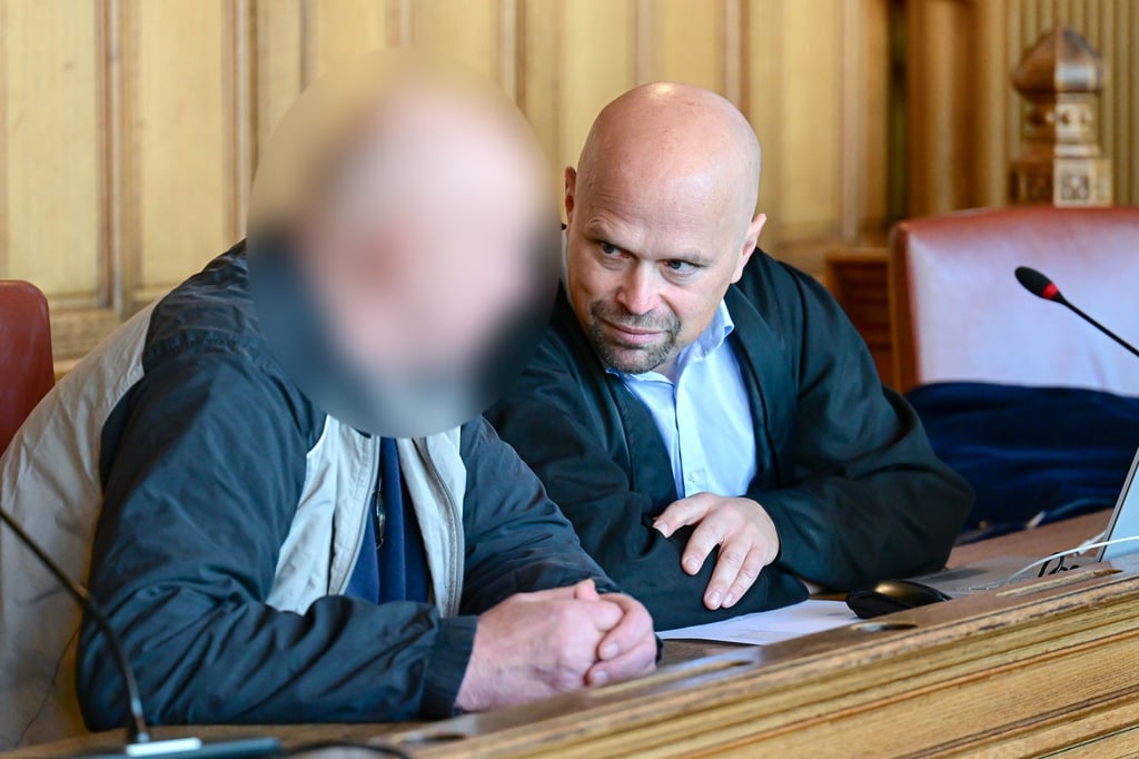 Ein Bremerhavener muss sich wegen der Tötung seiner Partnerin vor Gericht verantworten.