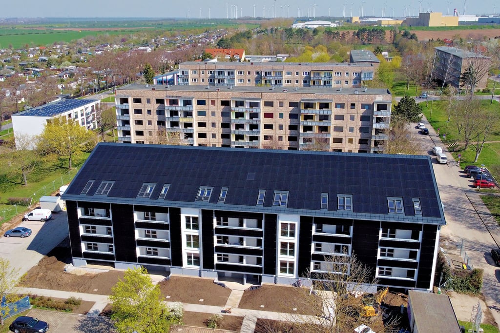 In Aschersleben werden nach den Planungen von Timo Leukefeld und seinem Team drei DDR-Plattenbauten saniert und zu hochgradig energieautarken Gebäuden umgewandelt.