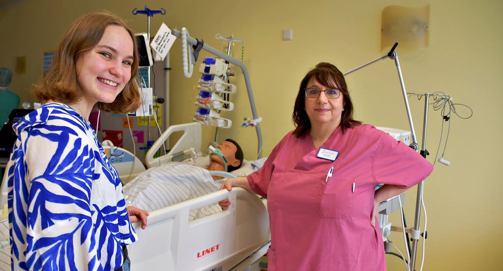 2023 fand die erste eigene Ausbildungsmesse im Gardelegener Altmark-Klinikum statt: Hier informiert sich Charlotte Reuschel (l.) bei Susanne Pelzel, Leiterin der Intensivstation, über die Arbeit auf dieser Station.