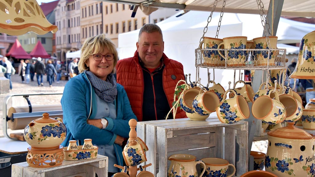 Nicole und Andreas Biebach aus Hohenleipisch stehen an ihrem Stand auf dem Töpfermarkt in Wittenberg.
