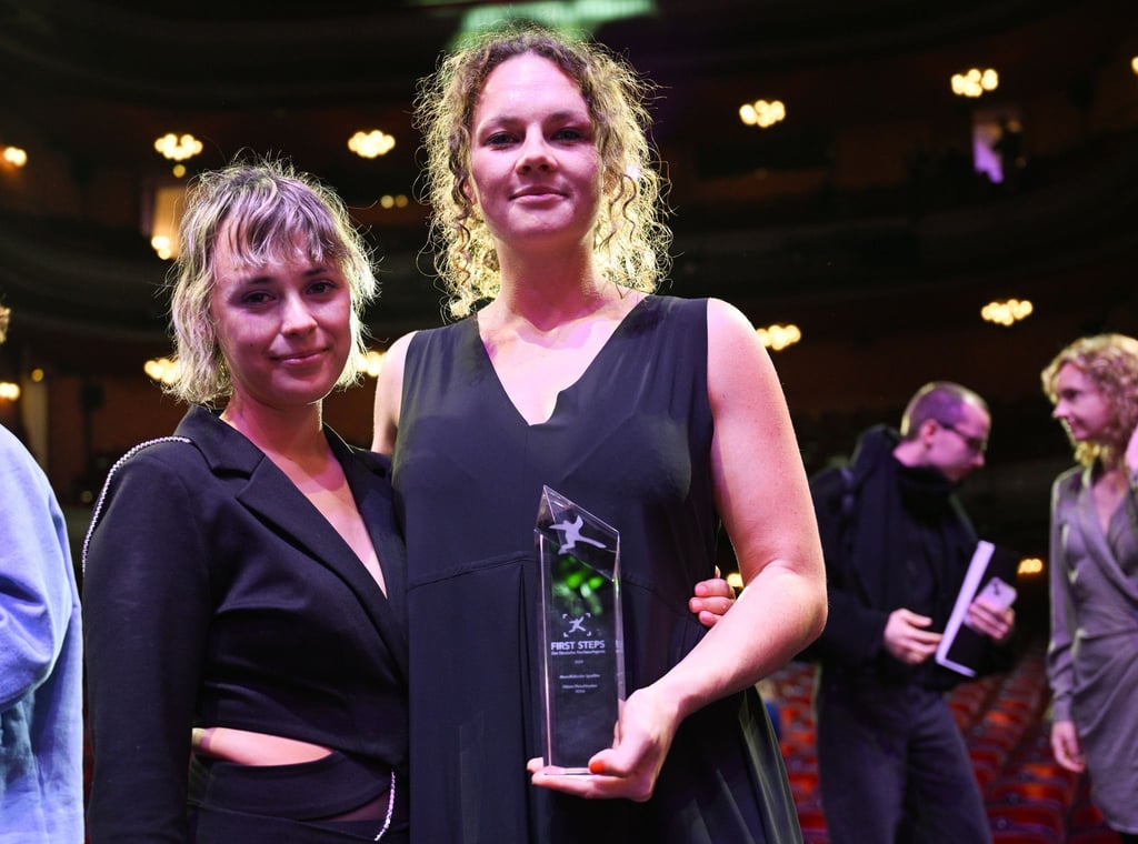 Chiara Fleischhacker (r), Regisseurin von "Vena", ist Gewinnerin in der Kategorie "Abendffüllender Spielfilm"