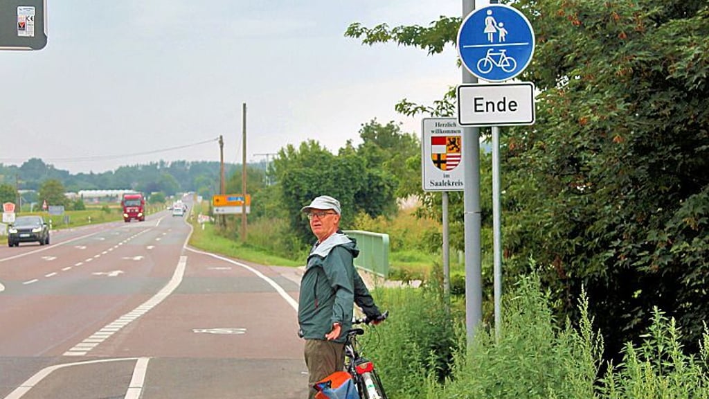 Der Radweg von Halle nach Morl entlang der Magdeburger Chaussee endet derzeit noch im „Nichts“.