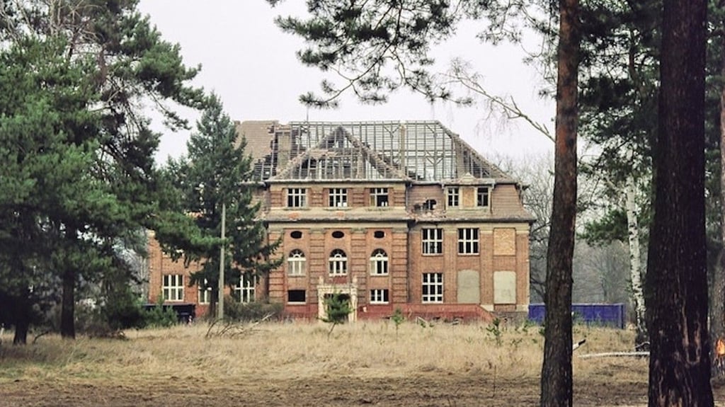 Die Rückseite des Stabsgebäudes mit dem Haupteingang im März 2004.