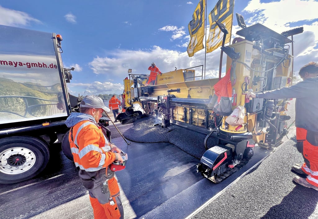 160 Tonnen Asphalt pro Fahrbahnseite wurden mittels schwerer Technik aufgebracht.