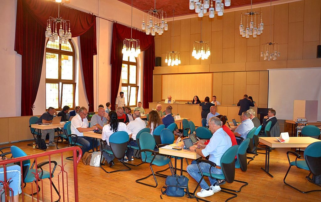 Bei der jüngsten Stadtratssitzung im Sitzungssaal des Rathauses wurde über die Streichung von Tagesordnungspunkten diskutiert.