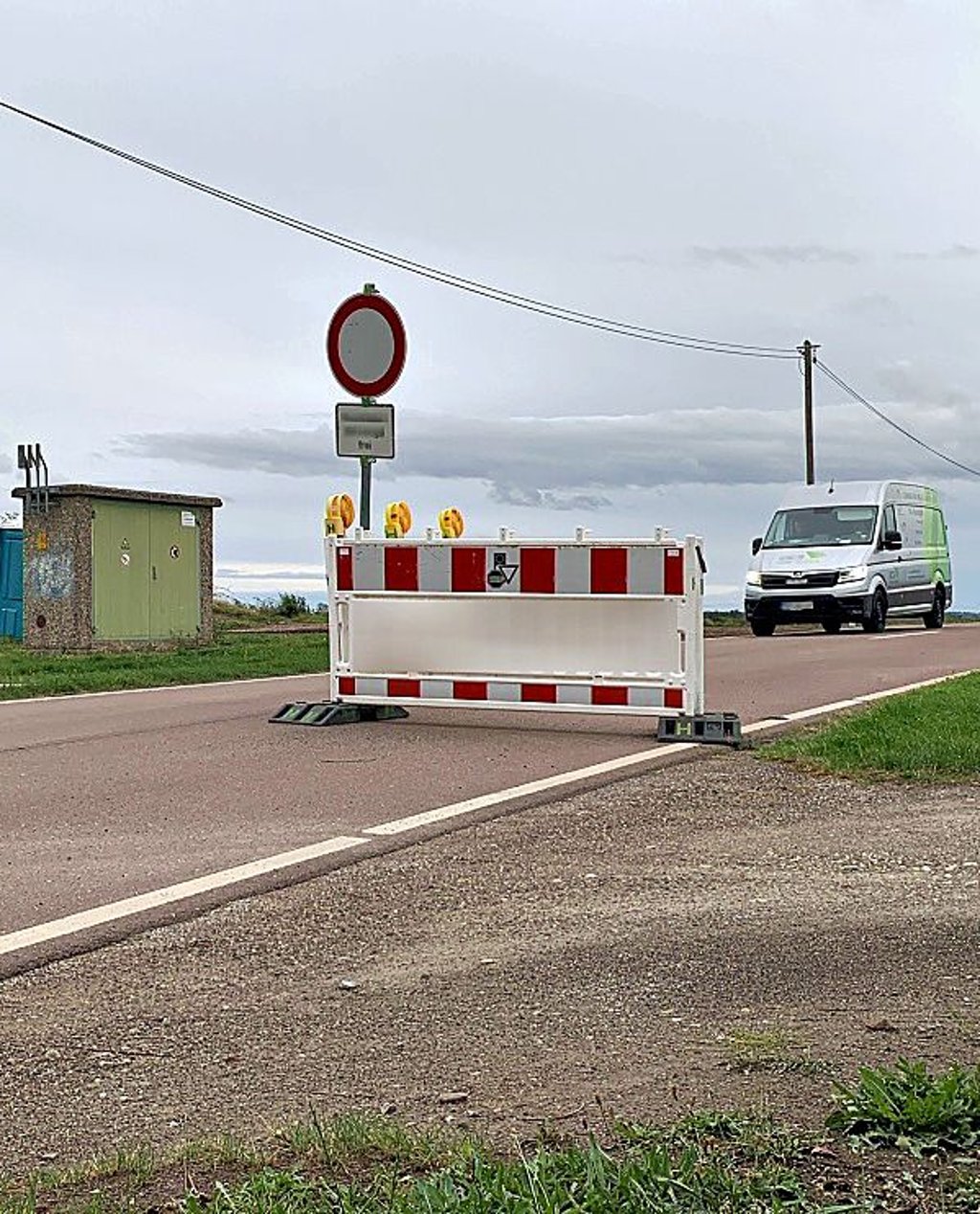 Ortskundige fahren trotz Sperrschildern über die Baustelle.
