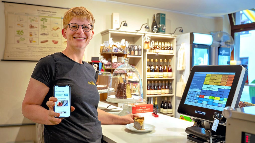 Auch das Café Culinela beteiligt sich seit etwa zwei Monaten an „Too Good To Go“. Inhaberin Michaela Fiedler zeigt die App.