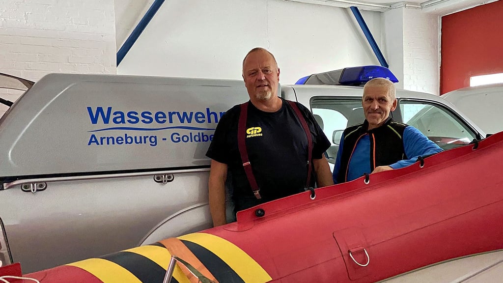 Bodo Fleischauer (links) und Lothar Schmidt von der Wasserwehr der Verbandsgemeinde Arneburg-Goldbeck.