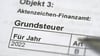 Ein Grundsteuerbescheid für das Jahr 2022: Viele Eigentümer haben Einspruch gegen die neuen Feststellungen eingelegt – beim Finanzamt Wittenberg sind mehr als 85 % der Fälle noch unbearbeitet.