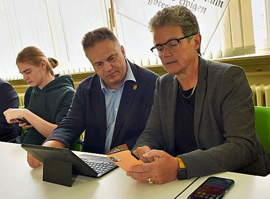 Ministerin Hüskens und Bürgermeister Koch nehmen das öffentliche Wlan in Mansfeld in Betrieb.