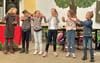 Die Kinder führten zu Beginn ein Programm auf, das einen beispielhaften Schultag zeigte.