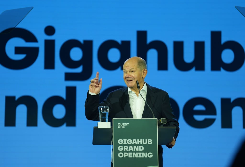 Bundeskanzler Olaf Scholz (SPD) zeigte sich beeindruckt von der angestrebten Zeitersparnis von 75 Prozent bei der Produktion sogenannter Elektrolyse-Stacks im neuen Hamburger Werk von Quest One.