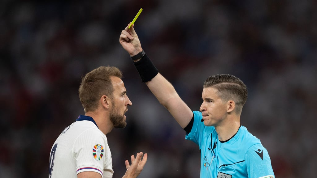 Klare Ansage, gute Körpersprache: François Letexier zeigt Harry Kane im EM-Finale Gelb.&nbsp;