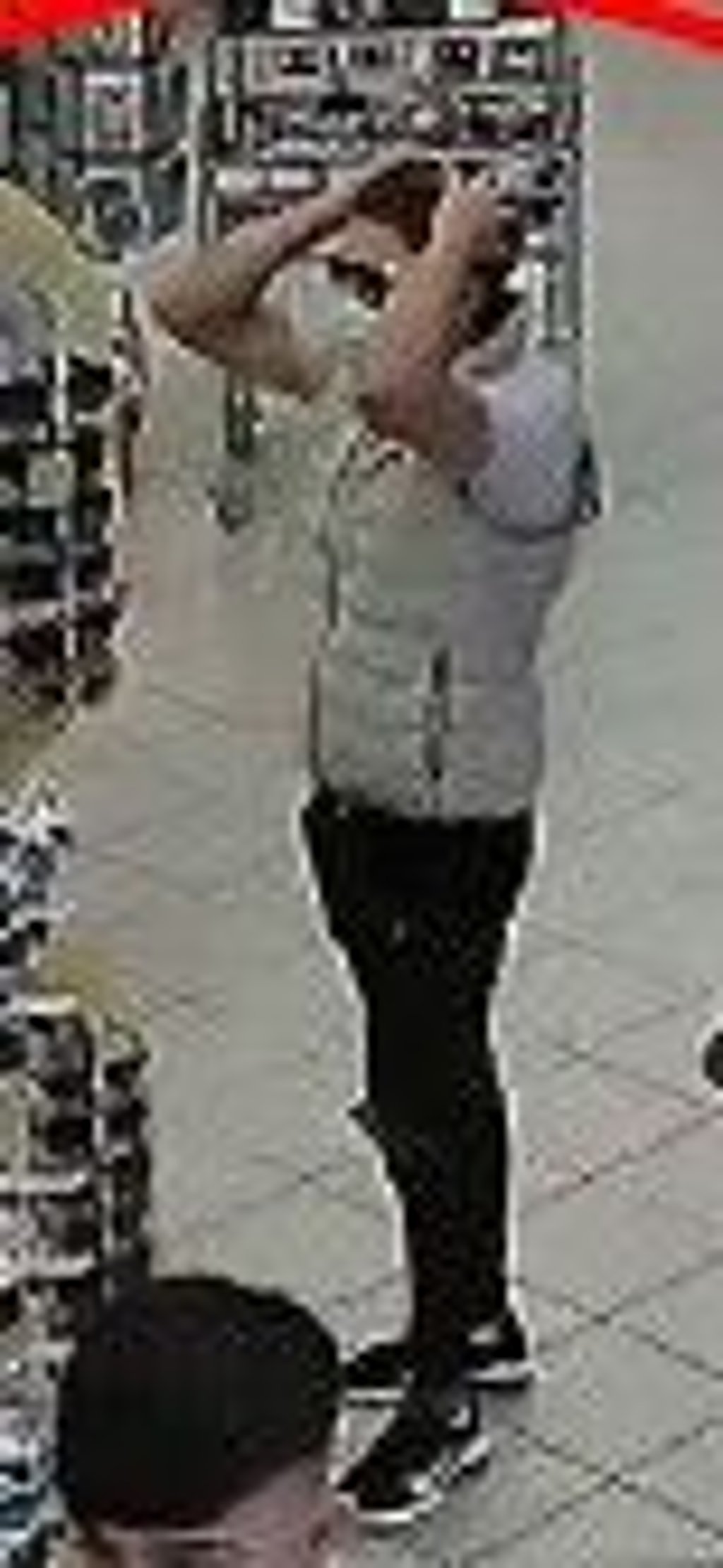 Dieser Mann steht im Verdacht, Waren aus einer Drogerie in Bad Dürrenberg geklaut zu haben.