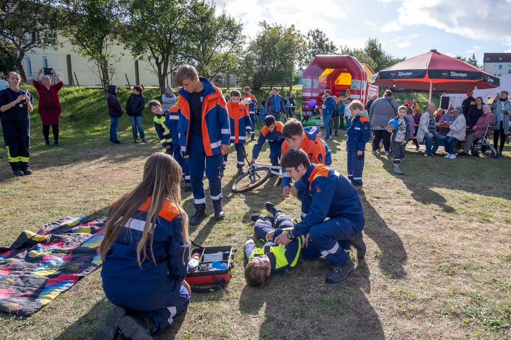 Mitglieder von Kinder- und Jugendfeuerwehr zeigten beim Feuerwehrfest in Wetterzeube, wie ein verunglückter Radfahrer gerettet werden kann.