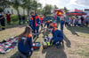  Mitglieder von Kinder- und Jugendfeuerwehr zeigten beim Feuerwehrfest in Wetterzeube, wie ein verunglückter Radfahrer gerettet werden kann.