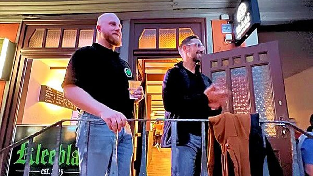 Inhaber Jan Rathge und Benjamin Velten auf den Stufen vor ihrer Bar.