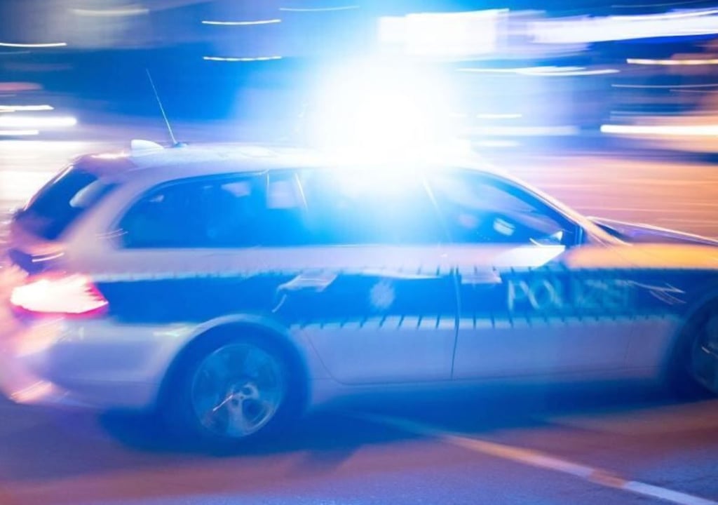 Ein 28-Jähriger hat auf der König-Heinrich-Straße in Merseburg einen Streifenwagen angegriffen.