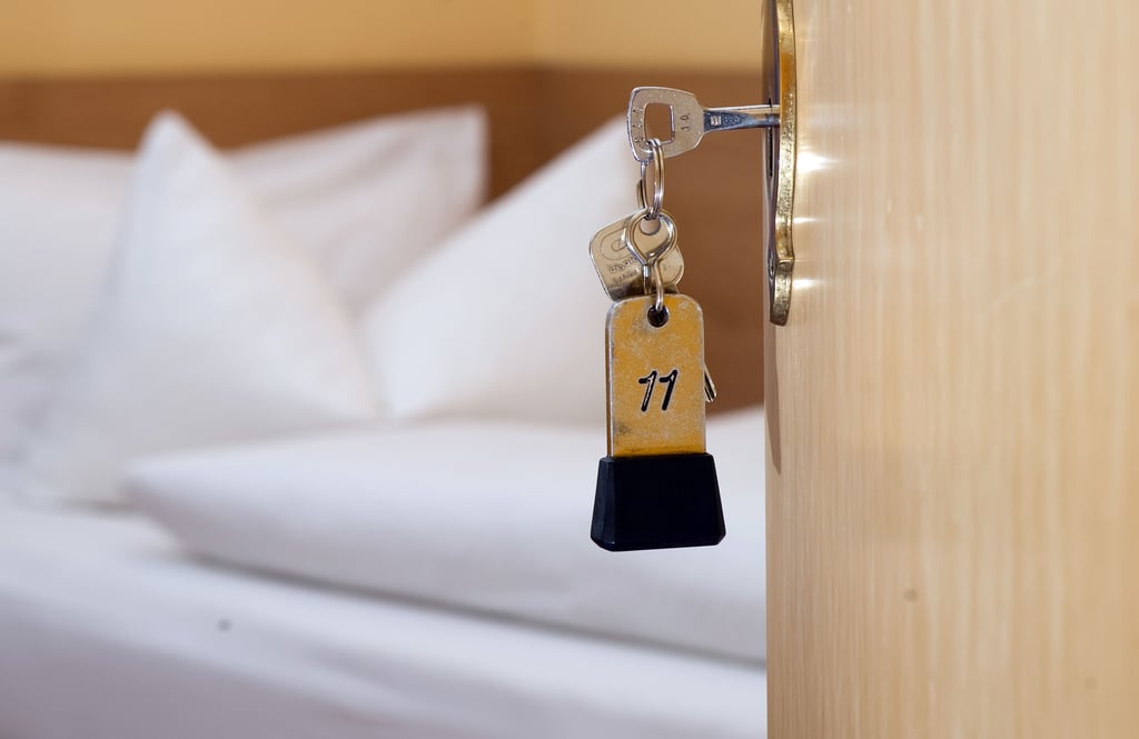 Unbekannte sind in ein Hotel eingebrochen.