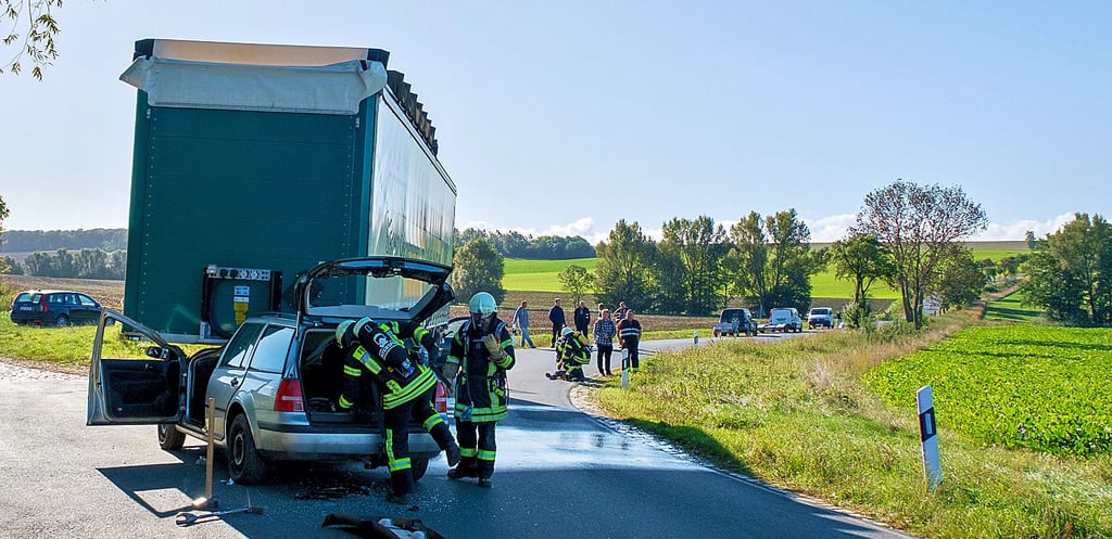 Am Ortsausgang von Rhoden hatten sich zwei Fahrzeuge mit insgesamt sieben Verletzten unter einem Sattelzug verkeilt. Die Straße war einige Stunden voll gesperrt.