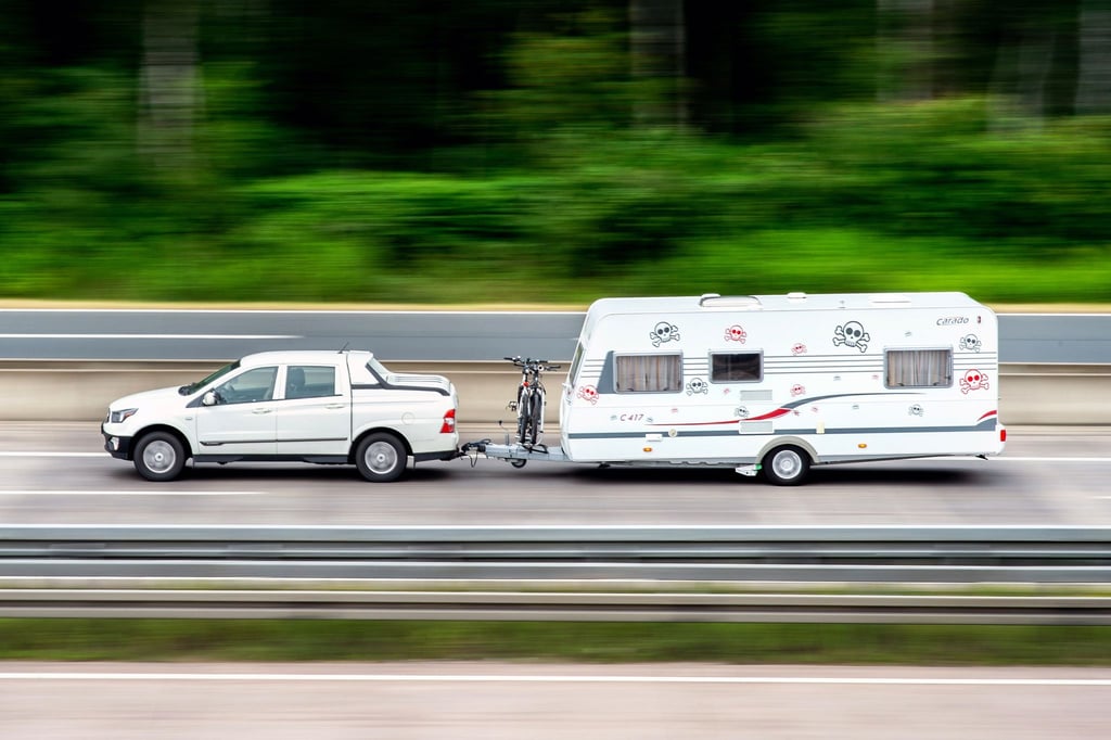 Fahren ja, Parken eher schlecht: Viele Raststätten bieten keine speziellen Parkplätze für Wohnwagen-Gespanne und Wohnmobile, zeigt ein ADAC-Test.