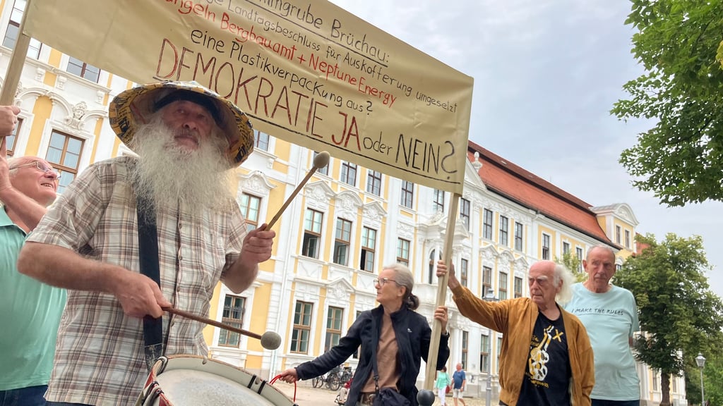 Protest gegen das Szenario einer Einkapselung des Giftmülls bei Brüchau vor dem Magdeburger Landtag.