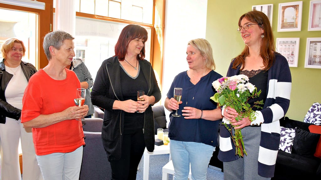 Anfang Mai stießen Uschi Priegnitz (l.) und ihre Mitstreiterin Jana Weinreis (2.v.l.) gemeinsam mit Christine Gallinat und Annett Bohse-Sonntag vom Engagementzentrum auf das einjährige Bestehen des Bürgertreffs an.