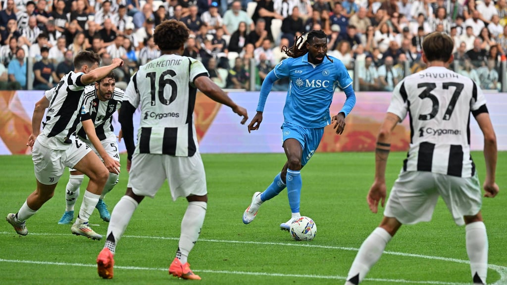 Die Abwehr der Juve gegen Neapels Mittelfeldspieler Frank Anguissa