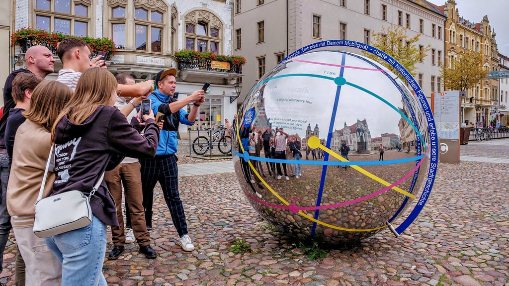 Über einen QR-Code auf der Weltkugel am Marktplatz können „Zeitreisende“ zur neuen App „wittenwalk“ gelangen.