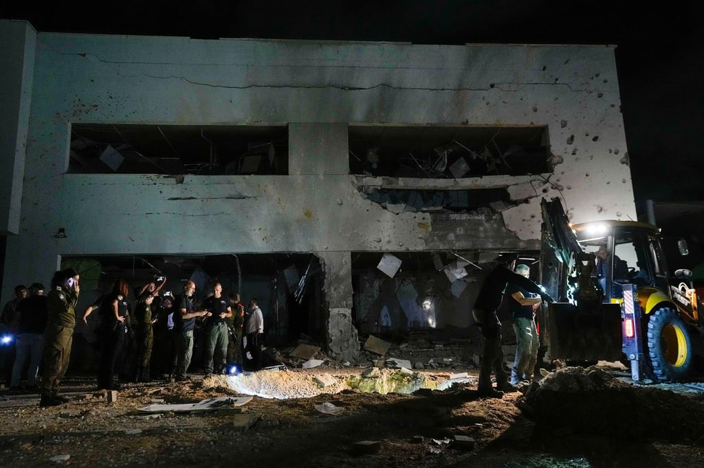Israelisches Militär und Polizisten an einem beschädigten Schulgebäude, das von aus dem Iran abgefeuerten Raketen getroffen wurde.