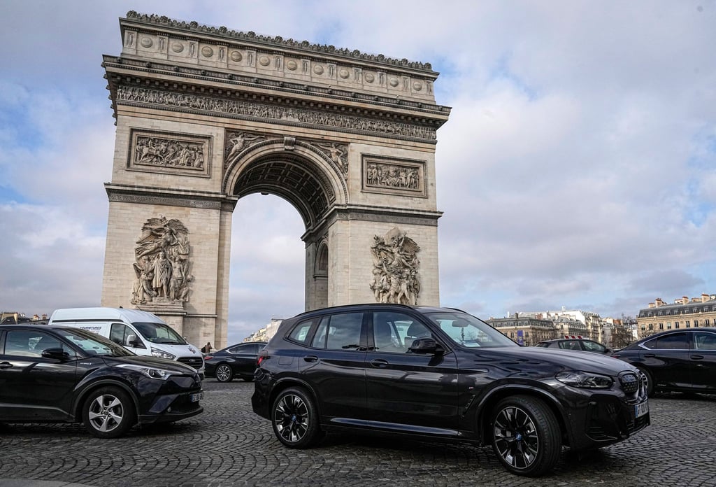 Wer mit einem schweren Auto nach Paris kommt, muss für das Parken tiefer in die Tasche greifen. (Archivbild)
