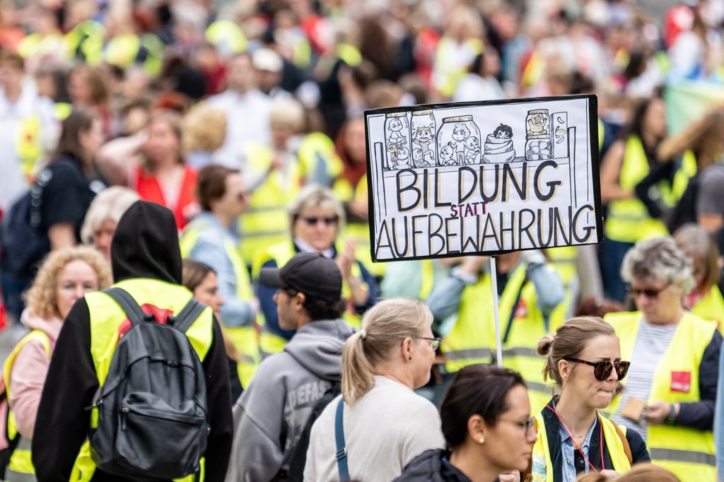 Die Gewerkschaft Verdi will gegen eine Entscheidung des Arbeitsgerichts in Berufung gehen, das einen unbefristeten Streik in kommunalen Kitas untersagt hatte. (Archivbild)