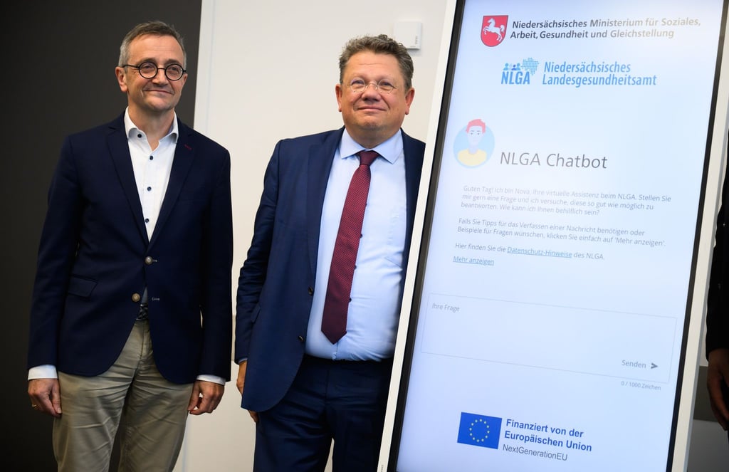 NLGA-Präsident Feil (l) und Gesundheitsminister Philippi sind stolz auf den Chatbot.