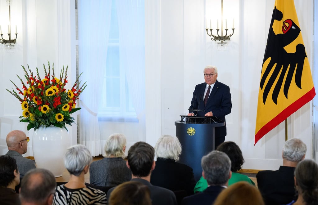 Bundespräsident Frank-Walter Steinmeier hat 28 Menschen mit dem Verdienstorden der Bundesrepublik Deutschland ausgezeichnet.