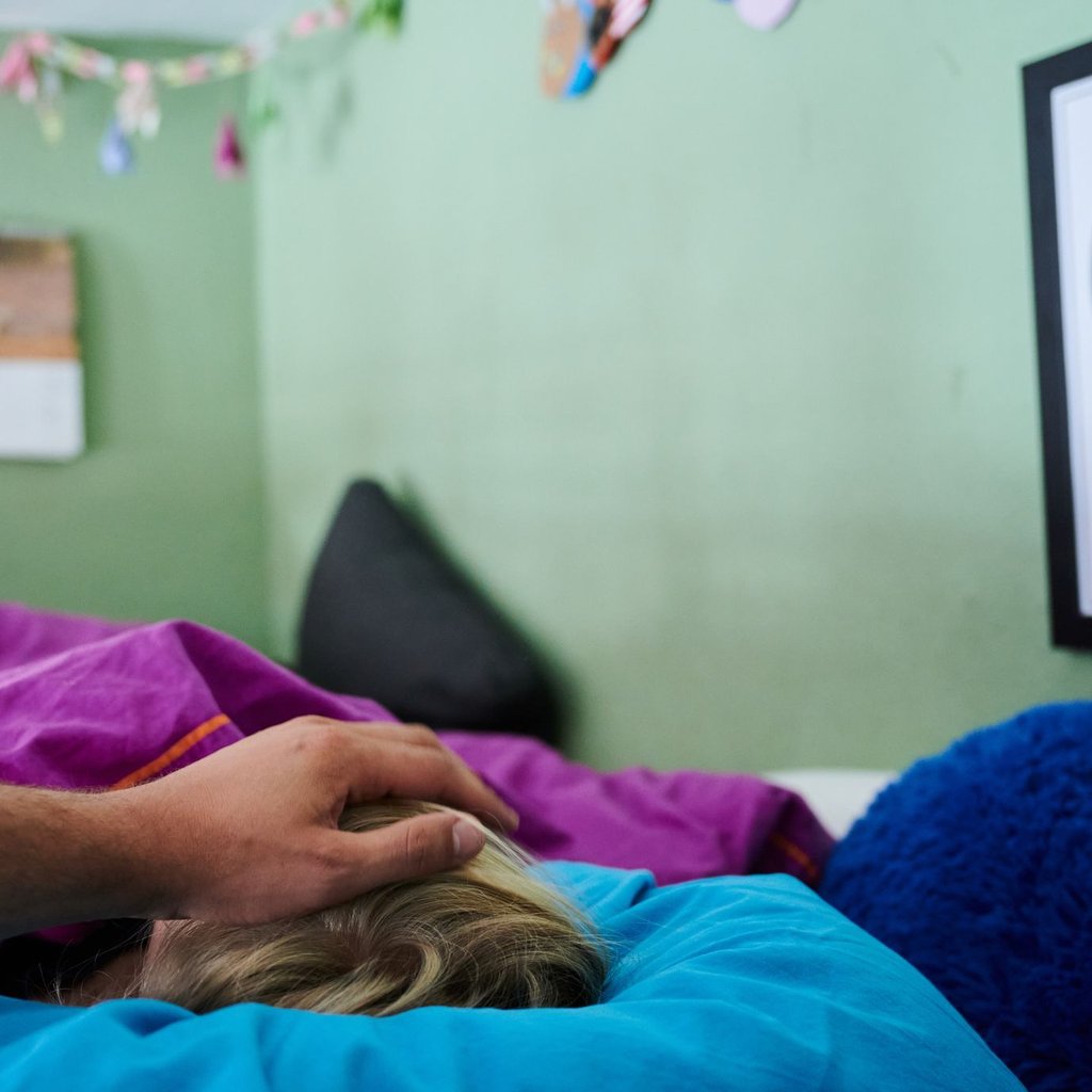 Ist das Kind krank, bleibt meist ein Elternteil zu Hause und kümmert sich. Um das gemeinsam gut zu schultern, helfen frühzeitige Absprachen.