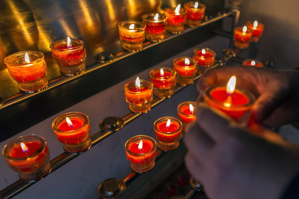 Kerzen in einer Kirche.