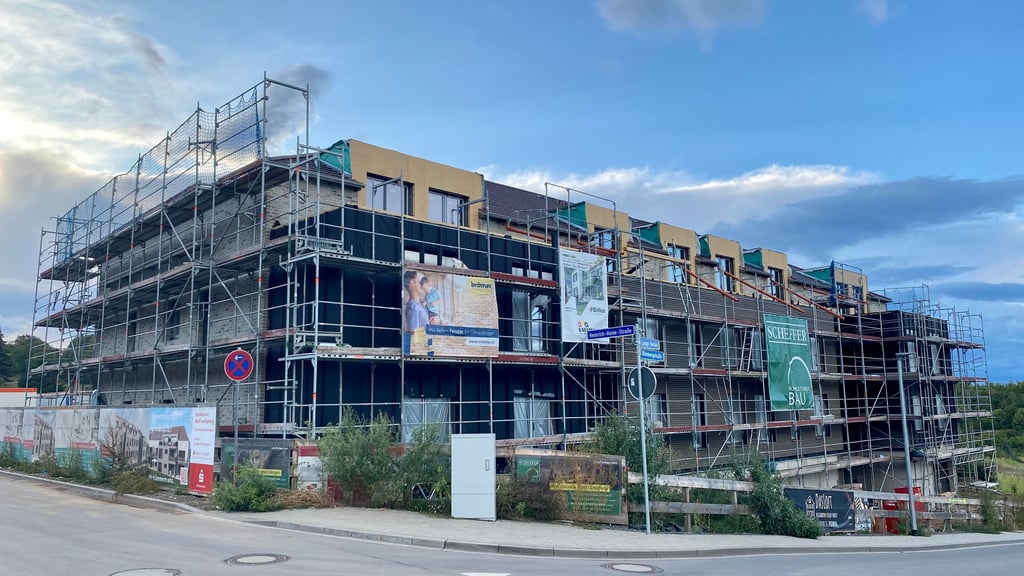 An der Heinrich-Heine-Straße in Wernigerode soll im Frühjahr 2025 ein Mehrfamilienhaus mit 16 Wohnungen fertig werden.