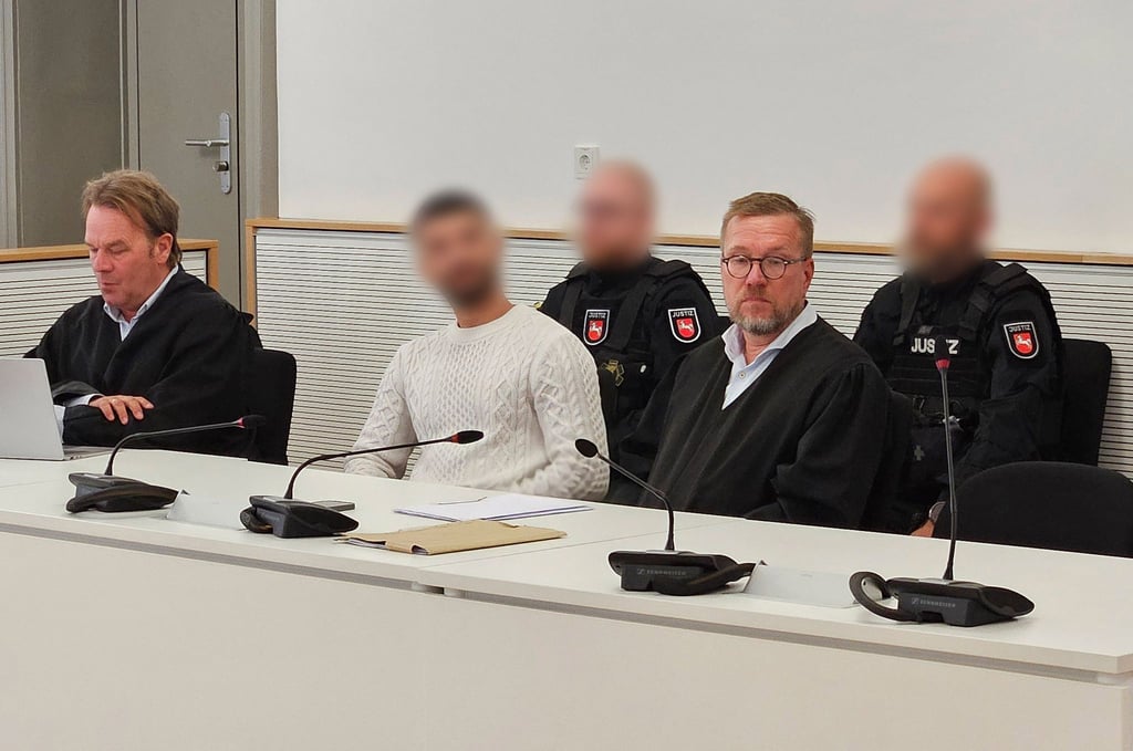 Kopfschüttelnd hörte sich der Angeklagte das Urteil gegen ihn an.