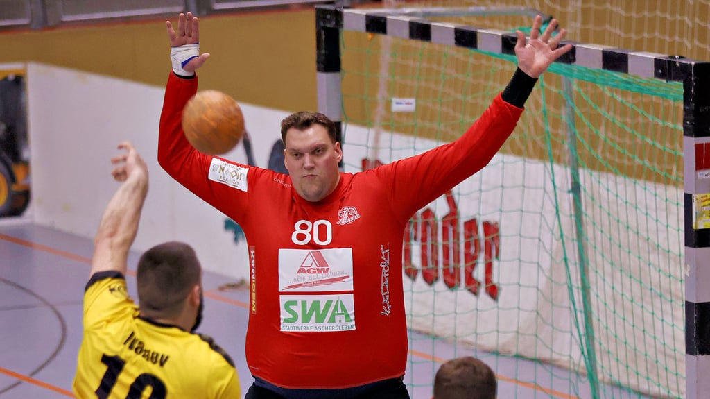 Erwies sich als ein starker Rückhalt seines Teams: Torhüter Sven Mevissen und der HC Aschersleben feierten in Apolda den ersten Sieg.