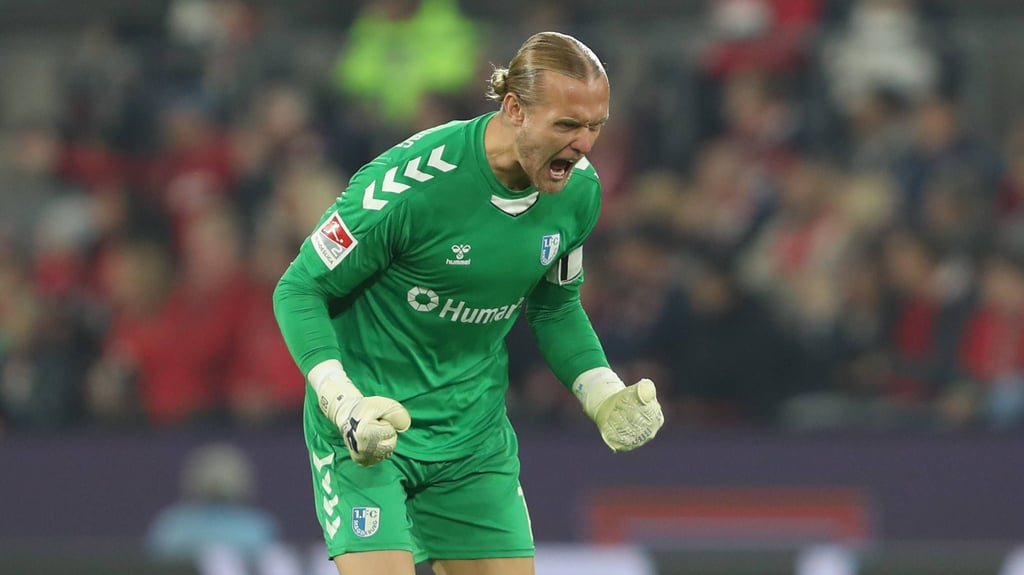 Dominik Reimann, Torwart und Kapitän vom 1. FC Magdeburg, blickt in einem Interview auf seine Vergangenheit.