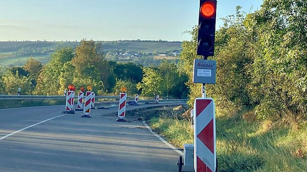 Die Baustelle auf der B250 bei Liederstädt. Der Verkehr wird mittels Ampel geregelt.