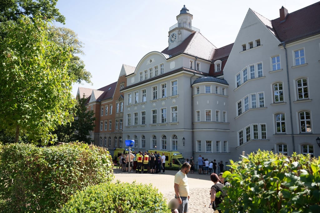 Einsatzkräfte der Feuerwehr vor der Schule in Bischofswerda. (Archivfoto)