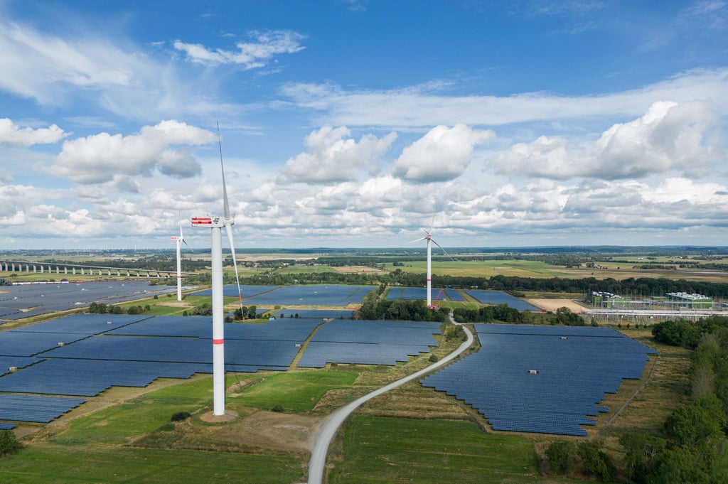 Mehr als jede zweite in Deutschland verbrauchte Kilowattstunde Strom stammt 2024 bislang aus erneuerbaren Quellen.