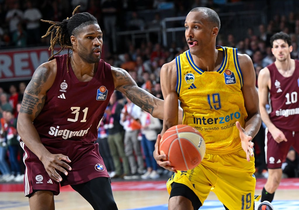 Bayerns Devin Booker (l.) und Albas Louis Olinde gehen mit ganz anderen Erwartungen in die neue Euroleague-Saison.